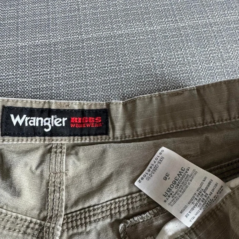 Wrangler Riggs Workwear beige cargo shorts Size 36